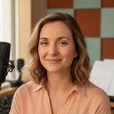 Anne de Vries, creative producer, in een lichte podcaststudio met redactienotities